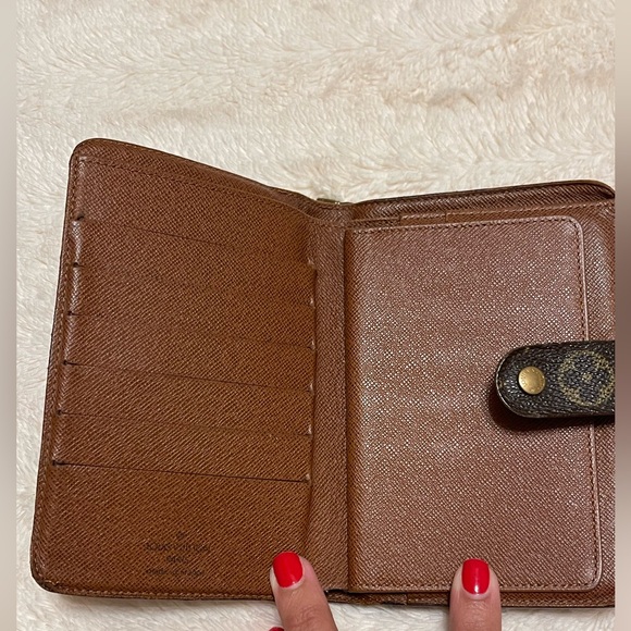 Louis Vuitton Monogram Passport Wallet/Organizer - Picture 4 of 10